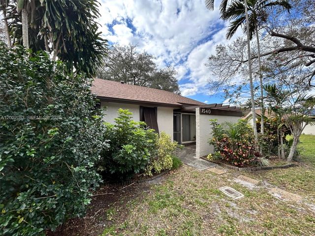 1540 NW 98th Ter, Pembroke Pines, FL 33024
