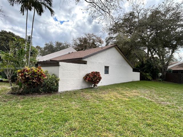 1540 NW 98th Ter, Pembroke Pines, FL 33024