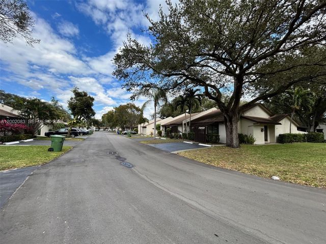 1540 NW 98th Ter, Pembroke Pines, FL 33024