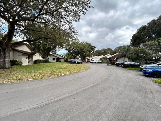 1540 NW 98th Ter, Pembroke Pines, FL 33024