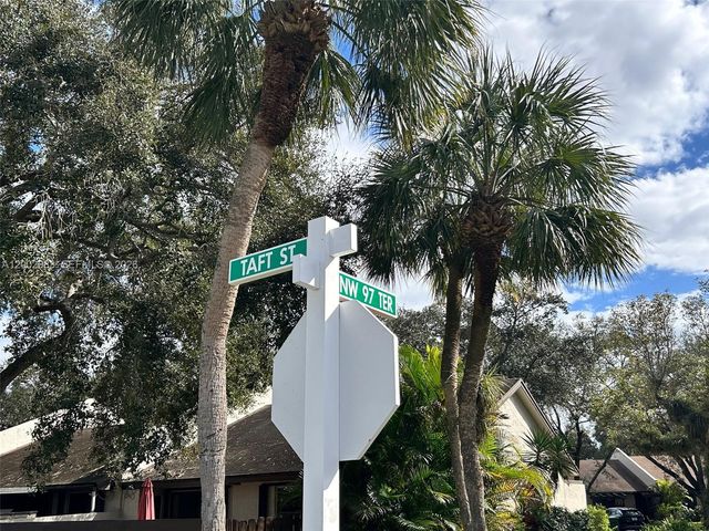 1540 NW 98th Ter, Pembroke Pines, FL 33024