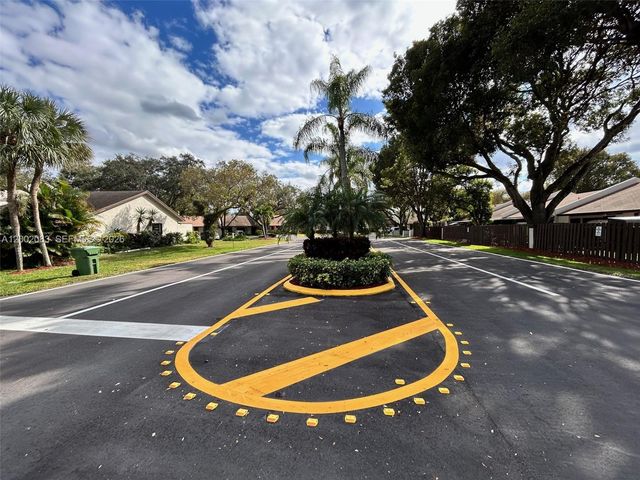 1540 NW 98th Ter, Pembroke Pines, FL 33024
