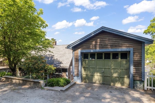 34 Lake Sargent Dr, Leicester, MA 01524
