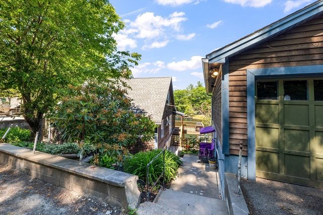 34 Lake Sargent Dr, Leicester, MA 01524