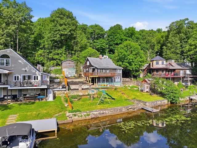 34 Lake Sargent Dr, Leicester, MA 01524