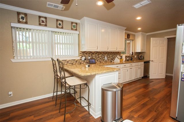 1405 Thompson Drive, Graham, TX 76450