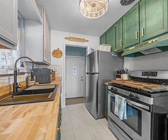 36650 Thinbark Street, Wayne, MI 48184