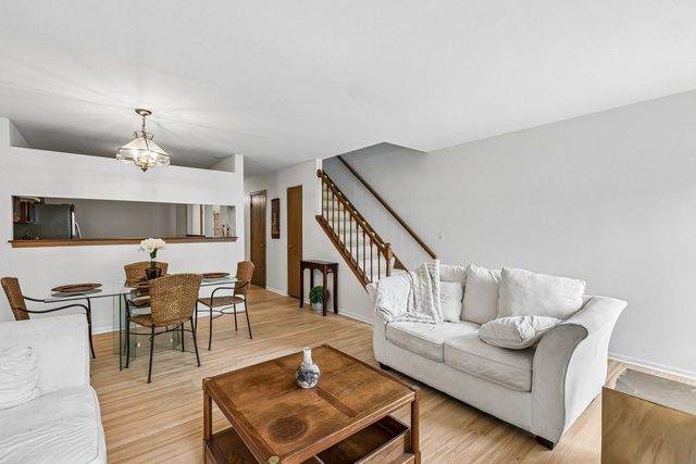 2007 N Coldspring Road, Arlington Heights, IL 60004
