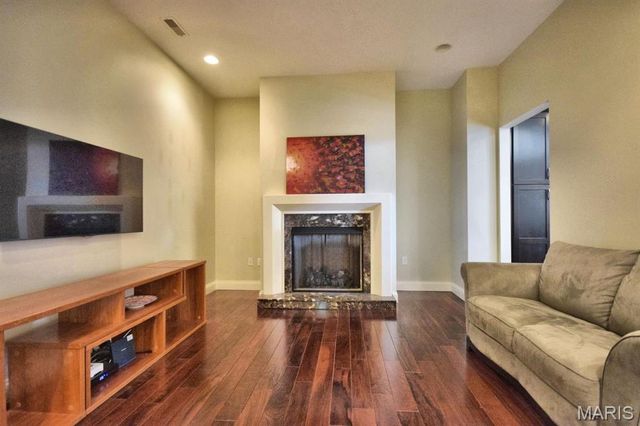 6451 Clayton Road 303, St Louis, MO 63117