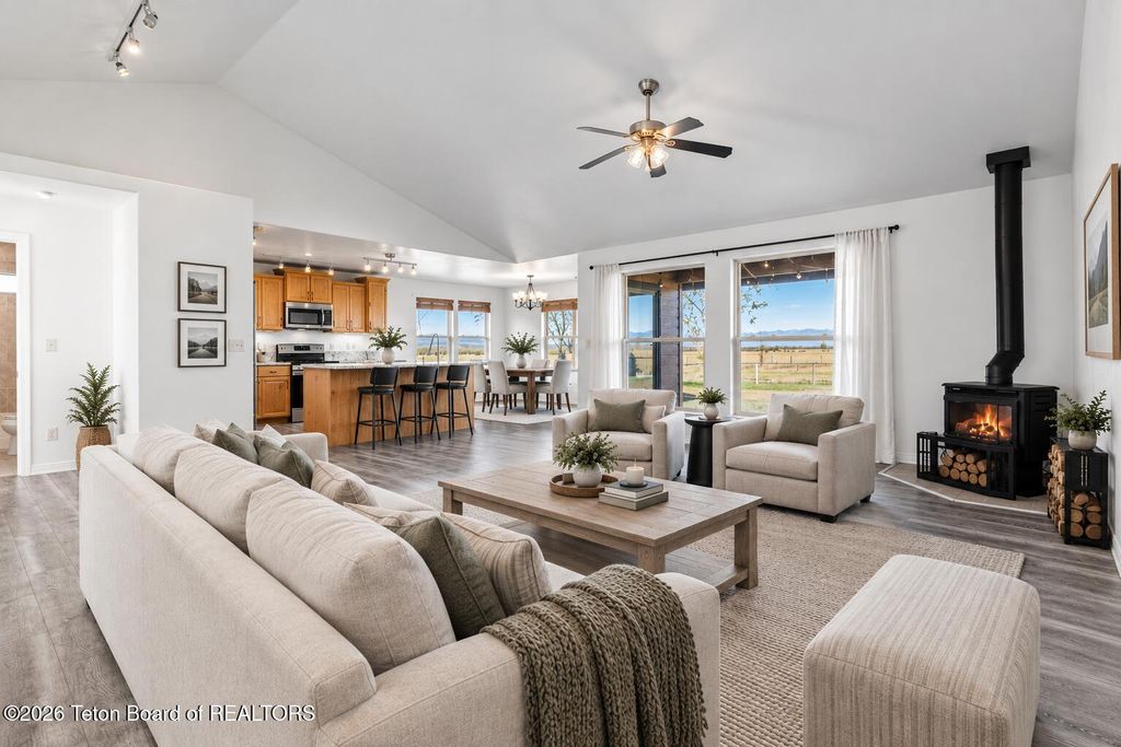 1122 CANOE Loop, Victor, ID 83455 photo 2