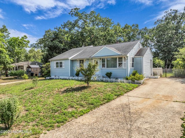 11 Hemlock Road, Howell, NJ 07731