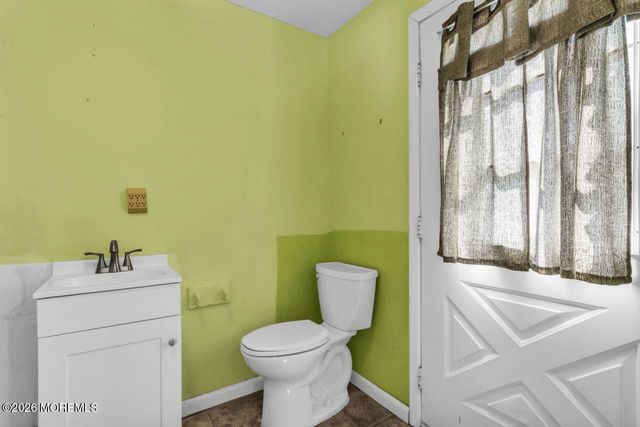 11 Hemlock Road, Howell, NJ 07731