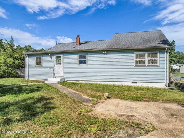 11 Hemlock Road, Howell, NJ 07731