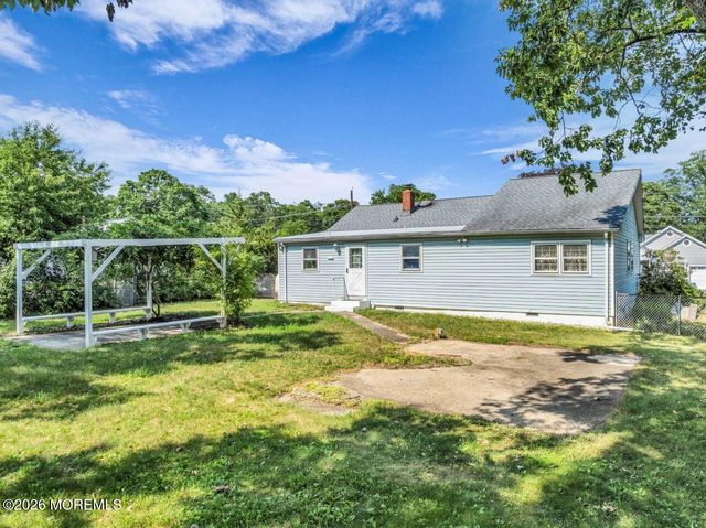 11 Hemlock Road, Howell, NJ 07731