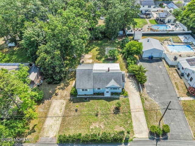 11 Hemlock Road, Howell, NJ 07731