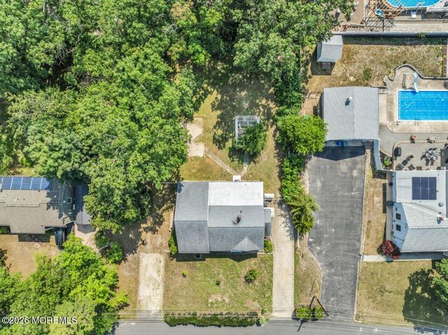 11 Hemlock Road, Howell, NJ 07731