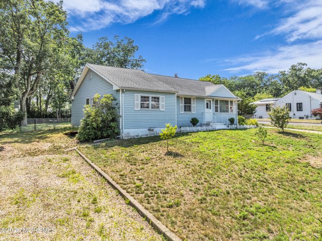 11 Hemlock Road, Howell, NJ 07731