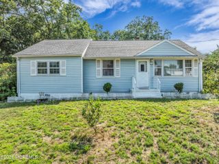 11 Hemlock Road, Howell, NJ 07731