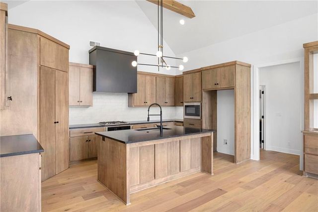 18625 Reinhardt Street, Overland Park, KS 66085