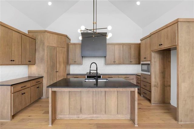 18625 Reinhardt Street, Overland Park, KS 66085