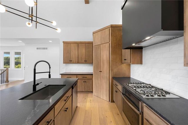 18625 Reinhardt Street, Overland Park, KS 66085