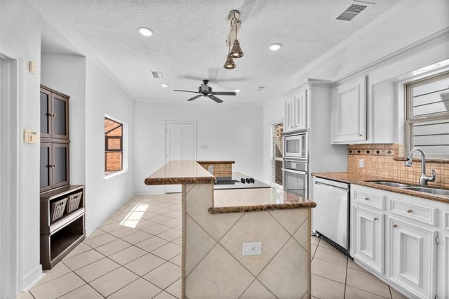 7635 Ameswood Road, Houston, TX 77095