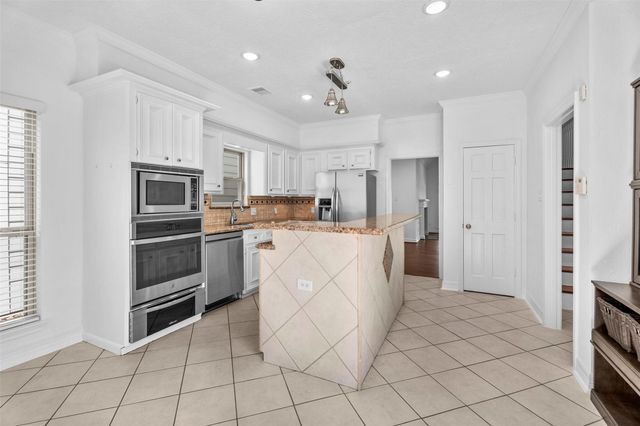 7635 Ameswood Road, Houston, TX 77095