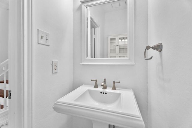 7635 Ameswood Road, Houston, TX 77095