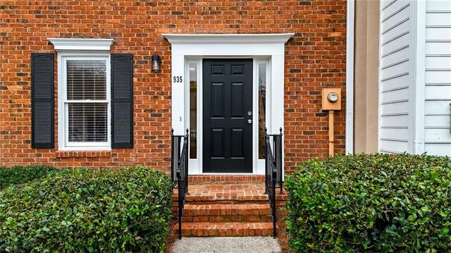 935 Lenox Hill NE Court, Atlanta, GA 30324