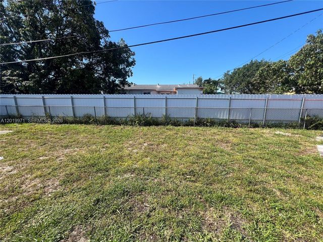 2860 NW 207th St, Miami Gardens, FL 33056