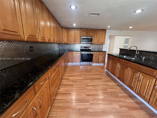 2860 NW 207th St, Miami Gardens, FL 33056