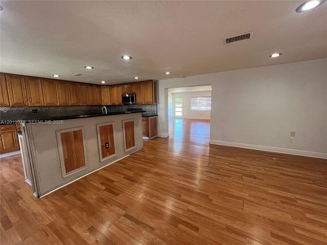 2860 NW 207th St, Miami Gardens, FL 33056