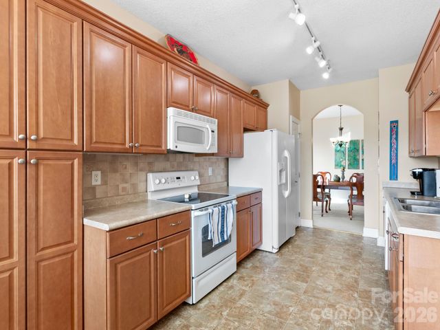 7 Eagle Creek Trail S, Flat Rock, NC 28731