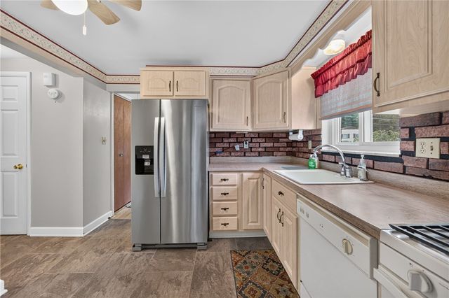 577 Arbor Ln, Pleasant Hills, PA 15236