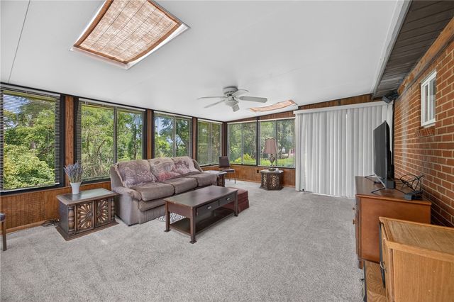 577 Arbor Ln, Pleasant Hills, PA 15236