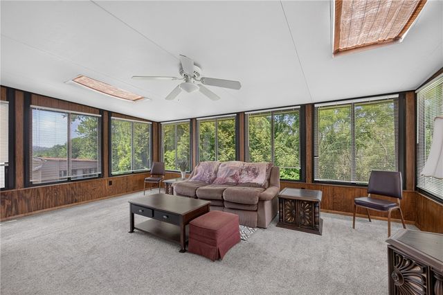 577 Arbor Ln, Pleasant Hills, PA 15236