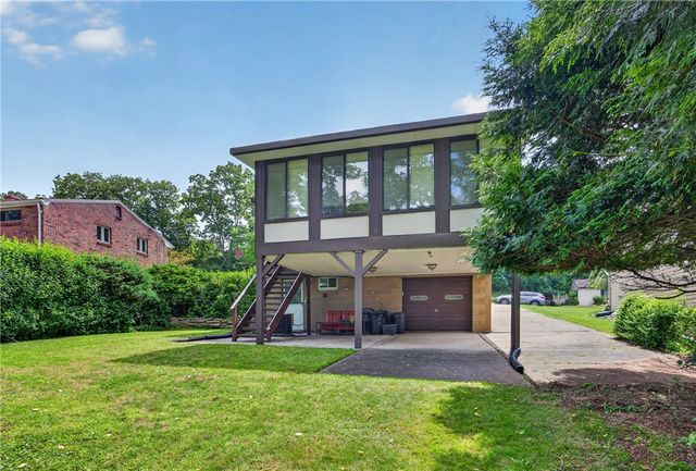 577 Arbor Ln, Pleasant Hills, PA 15236