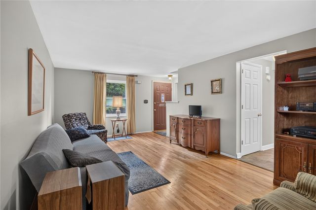 577 Arbor Ln, Pleasant Hills, PA 15236