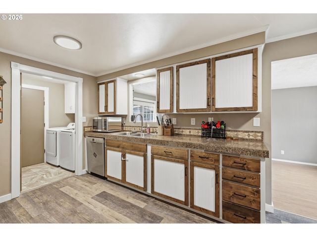 1082 DONDEA St, Springfield, OR 97478