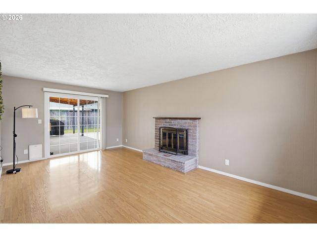 1082 DONDEA St, Springfield, OR 97478