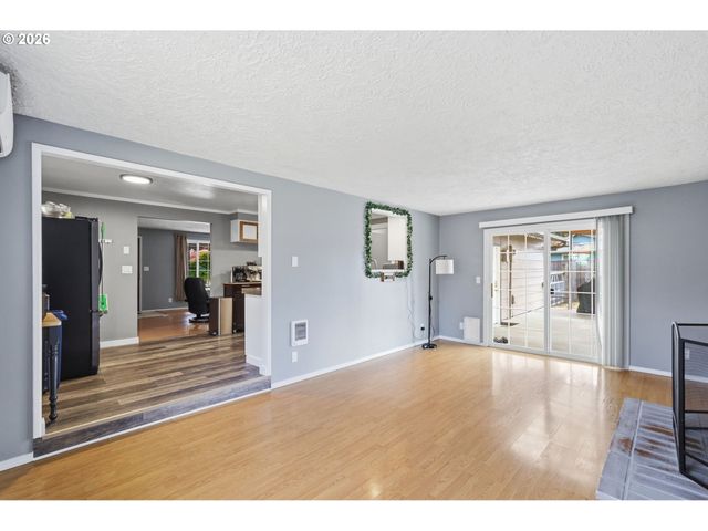 1082 DONDEA St, Springfield, OR 97478