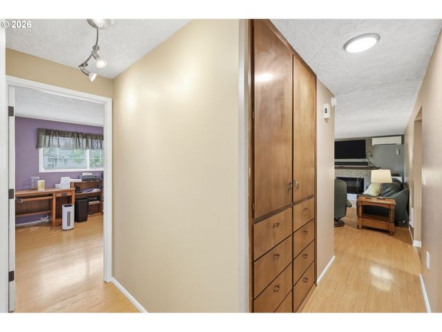 1082 DONDEA St, Springfield, OR 97478