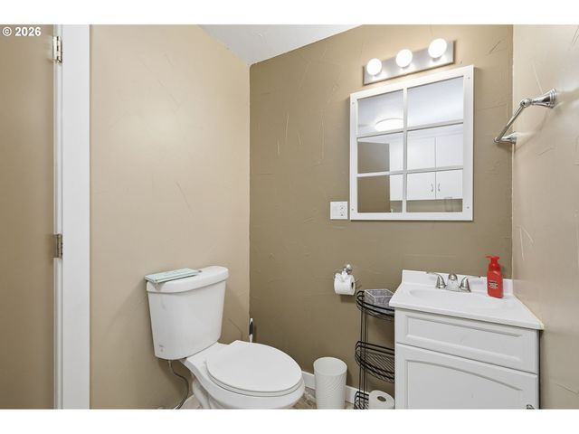 1082 DONDEA St, Springfield, OR 97478