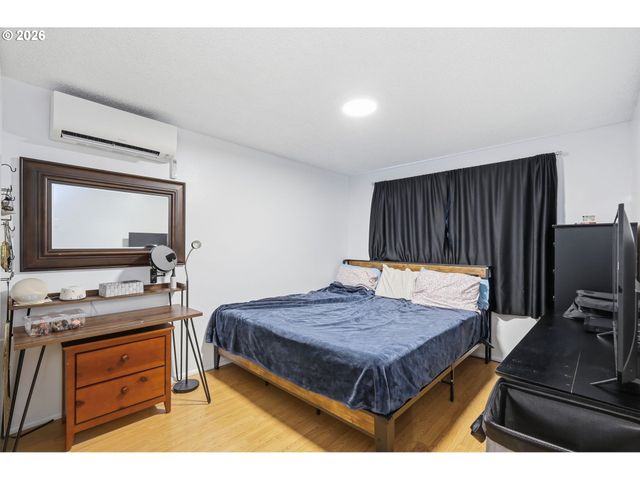 1082 DONDEA St, Springfield, OR 97478