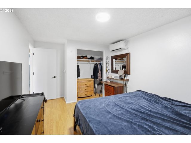 1082 DONDEA St, Springfield, OR 97478