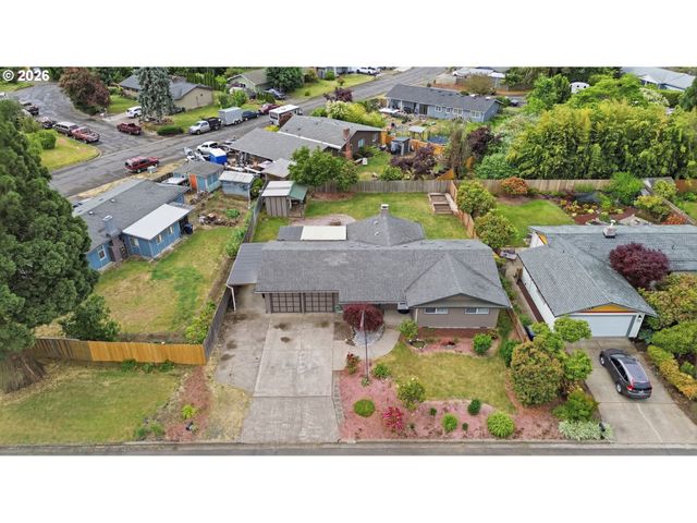1082 DONDEA St, Springfield, OR 97478