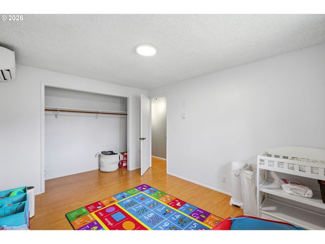 1082 DONDEA St, Springfield, OR 97478