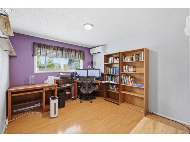1082 DONDEA St, Springfield, OR 97478