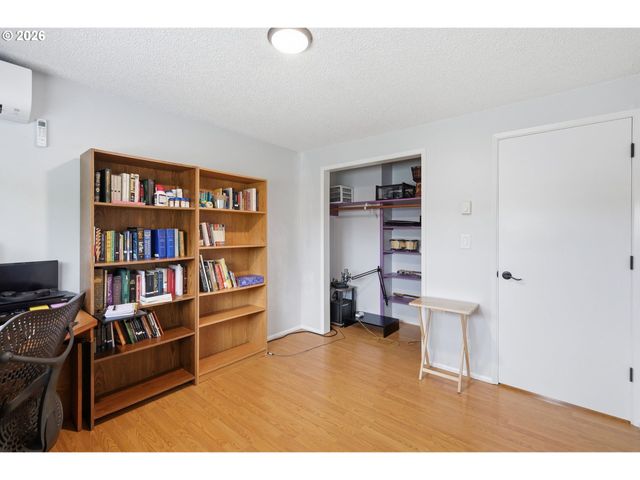 1082 DONDEA St, Springfield, OR 97478