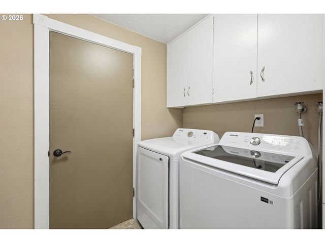 1082 DONDEA St, Springfield, OR 97478